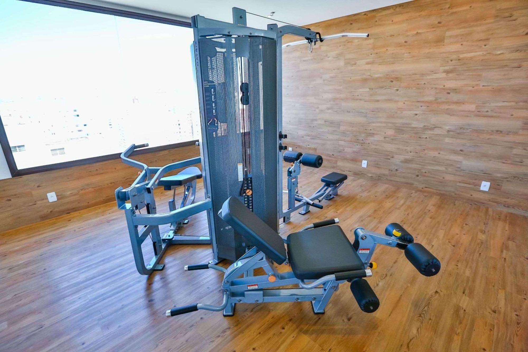 Radisson Red Campinas Hotel Exterior photo A leg press machine
